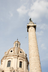 トラヤヌスの記念柱と教会ーサンティッシモ・ノーメ・ディ・マリア・アル・フォロ・トライアノ教会（イタリア・ローマ）