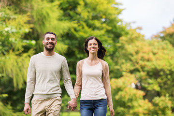 Obraz premium happy couple walking in summer park