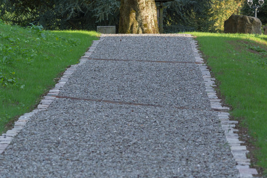 Kiesweg in einer Parkanlage.