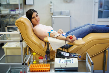 Woman giving her blood - obrazy, fototapety, plakaty