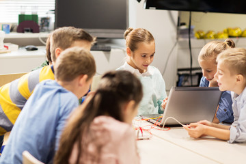 Fototapeta na wymiar happy children with laptop at robotics school