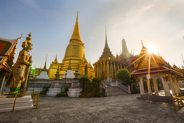 Naklejka premium Wat Phra Kaew, Temple of the Emerald Buddha with blue sky.