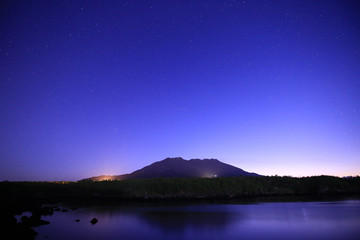 鹿児島県鹿児島市　溶岩なぎさ遊歩道から見た夜明けの桜島