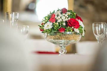 floral table centerpiece with roeses and daisy, celebration wedding or birthday, table decoration