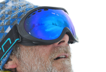 visage d'un skieur portant un masque de ski sur fond blanc  © coco