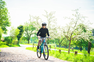 Obraz premium Young Woman Riding Her Mountain Bike