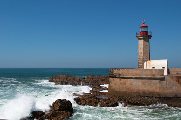 Porto, 27/03/2012: vista del molo e  del Farolim de Felgueiras, il faro di Felgueiras, costruito nel 1886 a Foz do Douro, sulla riva destra del fiume Douro