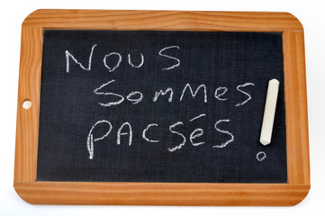 Obraz premium Ardoise sur laquelle est écrit nous sommes pacsés