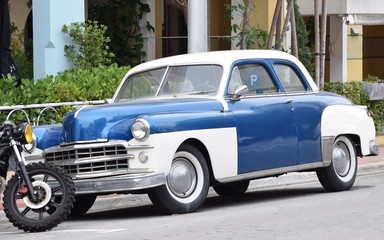 Fototapeta na wymiar Ein Oldtimer aus den USA - Dodge in seitlicher Frontansicht, Fahrerseite, gesehen in Miami, Florida