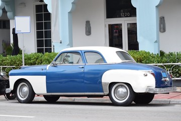 Ein Oldtimer aus den USA - Dodge in seitlicher Frontansicht, Fahrerseite, gesehen in Miami, Florida