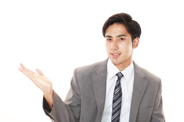 案内する笑顔のビジネスマン

