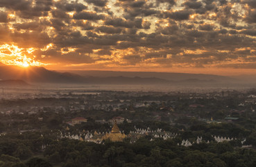 Fototapeta na wymiar Beautiful sunrise landscape from viewpoint of Mandalay hill
