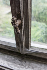 Fenster und verrosteter Fenstergriff