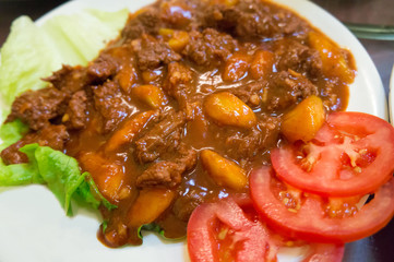 Satay beef fried with mango