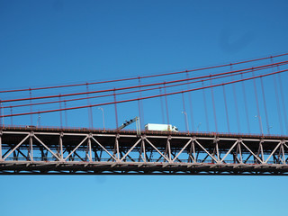 LKW auf einer Brücke