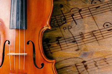 Fototapeta premium Skrzypce z notatkami na stole. Wielokrotna ekspozycja
