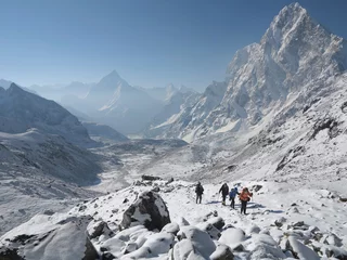 Wall murals Himalayas Himalayas - Mountain pass with trekkers