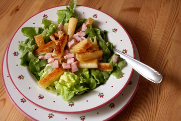 Schinkennudeln mit Salat
