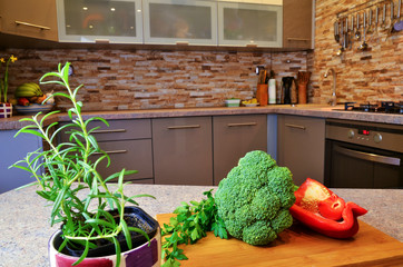 świeże warzywa leżące w kuchni na stole
