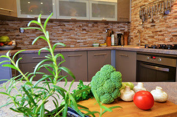 świeże warzywa leżące w kuchni na stole
 - obrazy, fototapety, plakaty