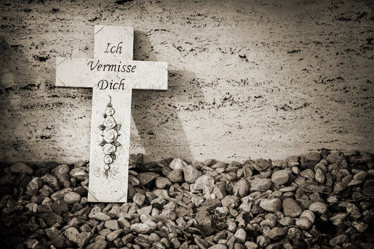 Ich vermisse dich engraved in a cross on the cemetery