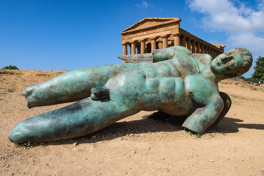 Sizilien - Agrigento - Valle dei Templi - Concordia Tempel mit gefallenem Ikarus