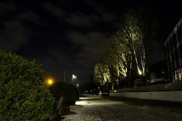 Im Bereich der Weserpromenade in Bremen-Vegesack abends im Winter