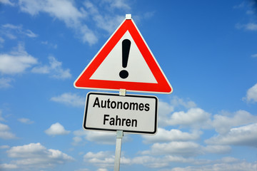 Autonomes Fahren, fahrerlos, Straßenverkehr, Autofahren, Autopilot, Assistenzsystem, selbstfahrend, Auto, autonome Mobilität, Tempomat, Schild, Warnung, Unfall, symbolisch,  Automatisierung, Automobil