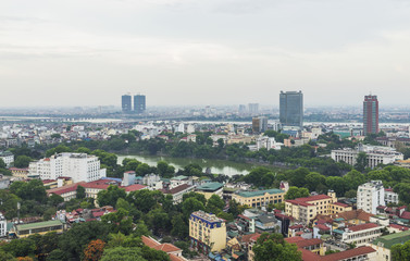 Obraz premium Widok z lotu ptaka na panoramę miasta Hanoi o zmierzchu. Widok z ulicy Ly Thuong Kiet, na południe od jeziora Hoan Kiem