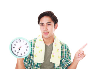 時計を持つ笑顔の男性
