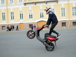Obraz premium Reckless driver on a motor scooter.