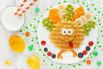 Easter breakfast idea for kids - Easter chicken wafer with fruit
