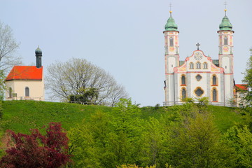 Fototapeta na wymiar Bad Töltz, Kalvarienbergkirche und Leonhardikapelle