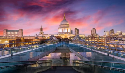 Farbenfroher Sonnenuntergang hinter der St. Pauls Kathedrale in London © moofushi