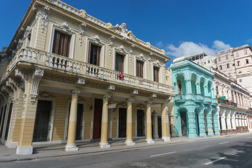 Fototapeta na wymiar La Havana, Cuba – December 25, 2016: street view from La Havana Center, dairy cuban life