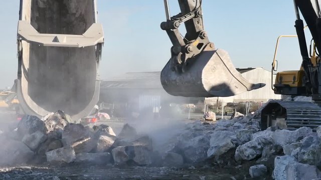 d&eacute;chargement de rochers sur le chantier