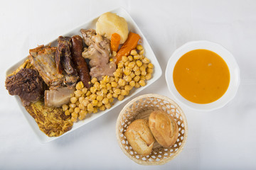 Cocido madrileño plato típico estofado de la cocina española para los días de frío a base de...