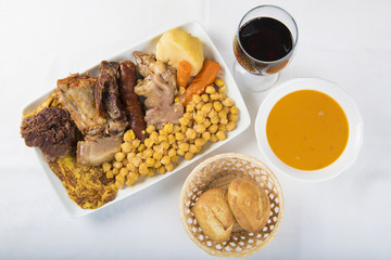 Cocido madrileño plato típico estofado de la cocina española para los días de frío a base de carnes garbanzos y verduras