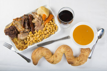 Cocido madrileño plato típico estofado de la cocina española para los días de frío a base de...