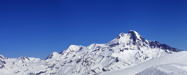 Fototapeta na wymiar Panoramic view on off-piste slope and mount Kazbek at sun winter