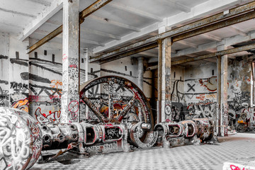 usine délabrée, entrepôt industriel abandonné