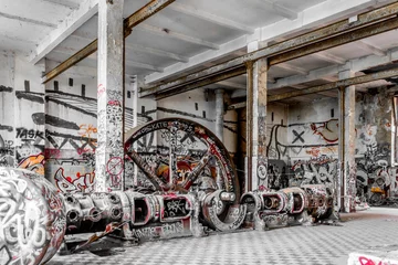 Keuken spatwand met foto vervallen fabriek, industrieel verlaten magazijn © hanohiki