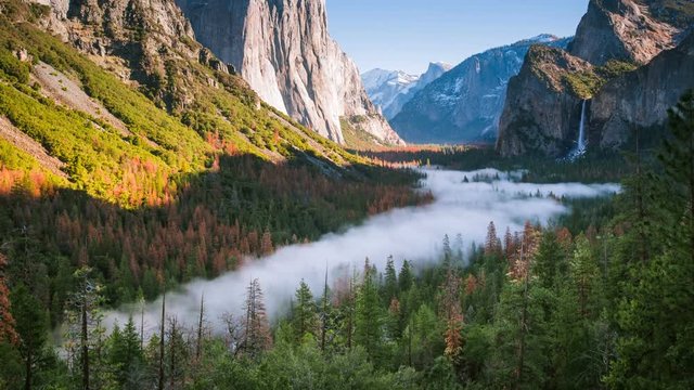 Time Lapse - Early Fog moving around Yosemite National Park Valley