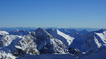 Fototapeta na wymiar Weitsicht über die Gipfle der Stubaier Alpen und viel Schnee und Sonnig