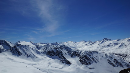 Fototapeta na wymiar wunderschöne Gipfel der Oetztaler Alpen und viel Schnee in Austria 
