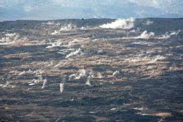 Vulkan, Lava, Lavafeld, Lavasee, Lavaspalte, Lava erstarrt, Rauch, Qualm, Hawaii, Big Island, USA