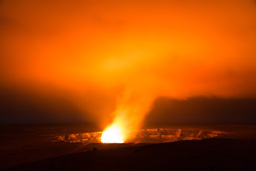 Fototapeta na wymiar Lavasee, Lava, Vulkan, Big Island, Hawaii, Nacht, USA, Himmel, Vulkanausbruch