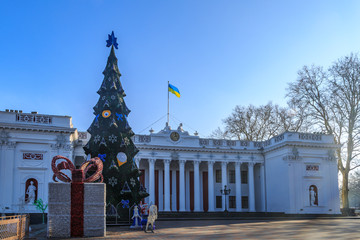 Naklejka premium Odessa city hall with christmas tree, decorations and ukrainian