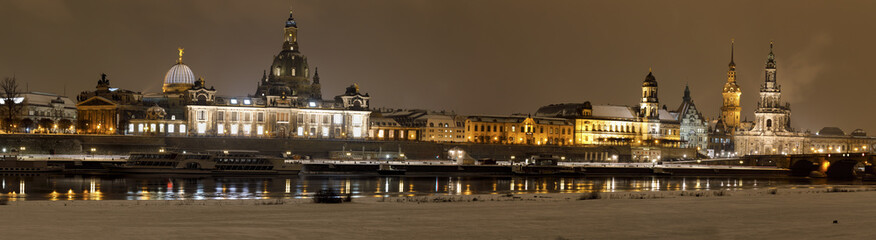Dresden bei Nacht - Panorama der Altstadt - im Winter mit Schnee - hochaufl&ouml;send