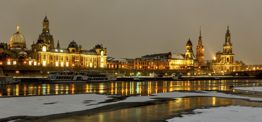 Obraz premium Dresden bei Nacht - Panorama der Altstadt - im Winter mit Schnee